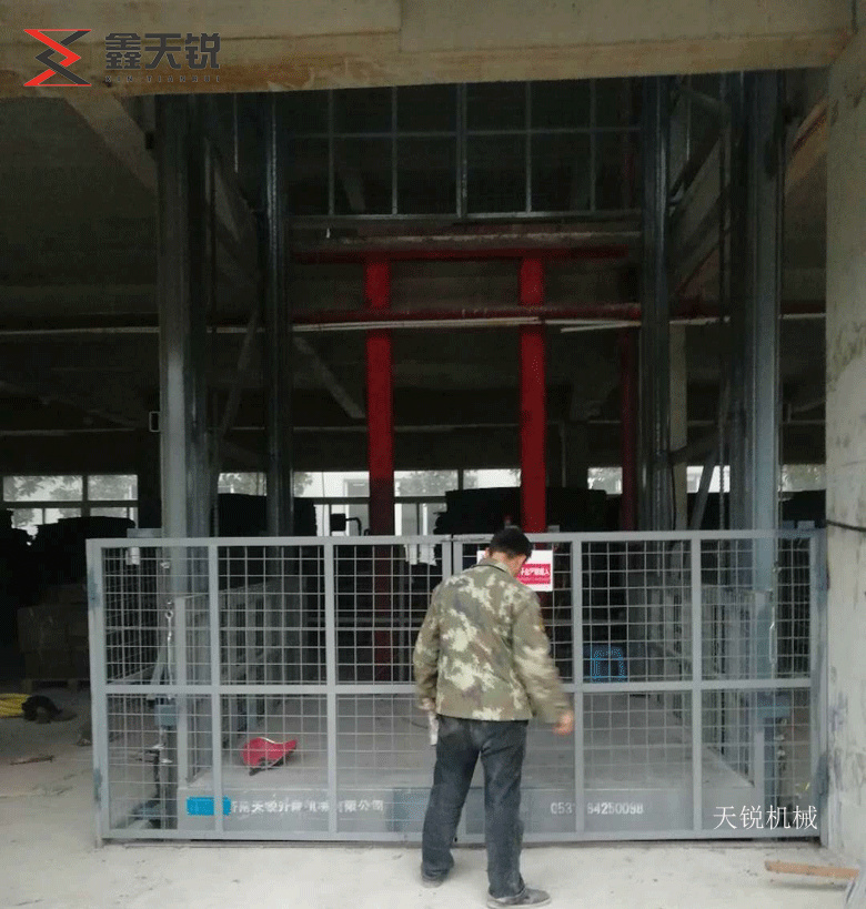 兴安10吨液压货梯交付使用