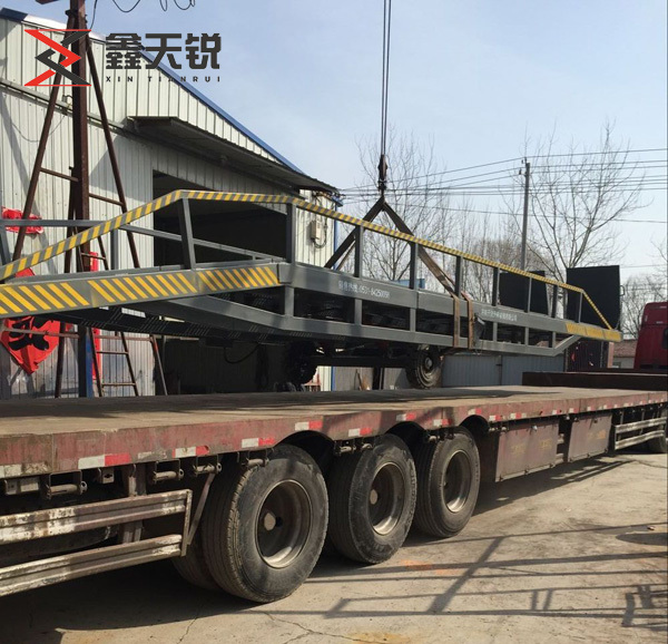 兴安移动式登车桥装车发货